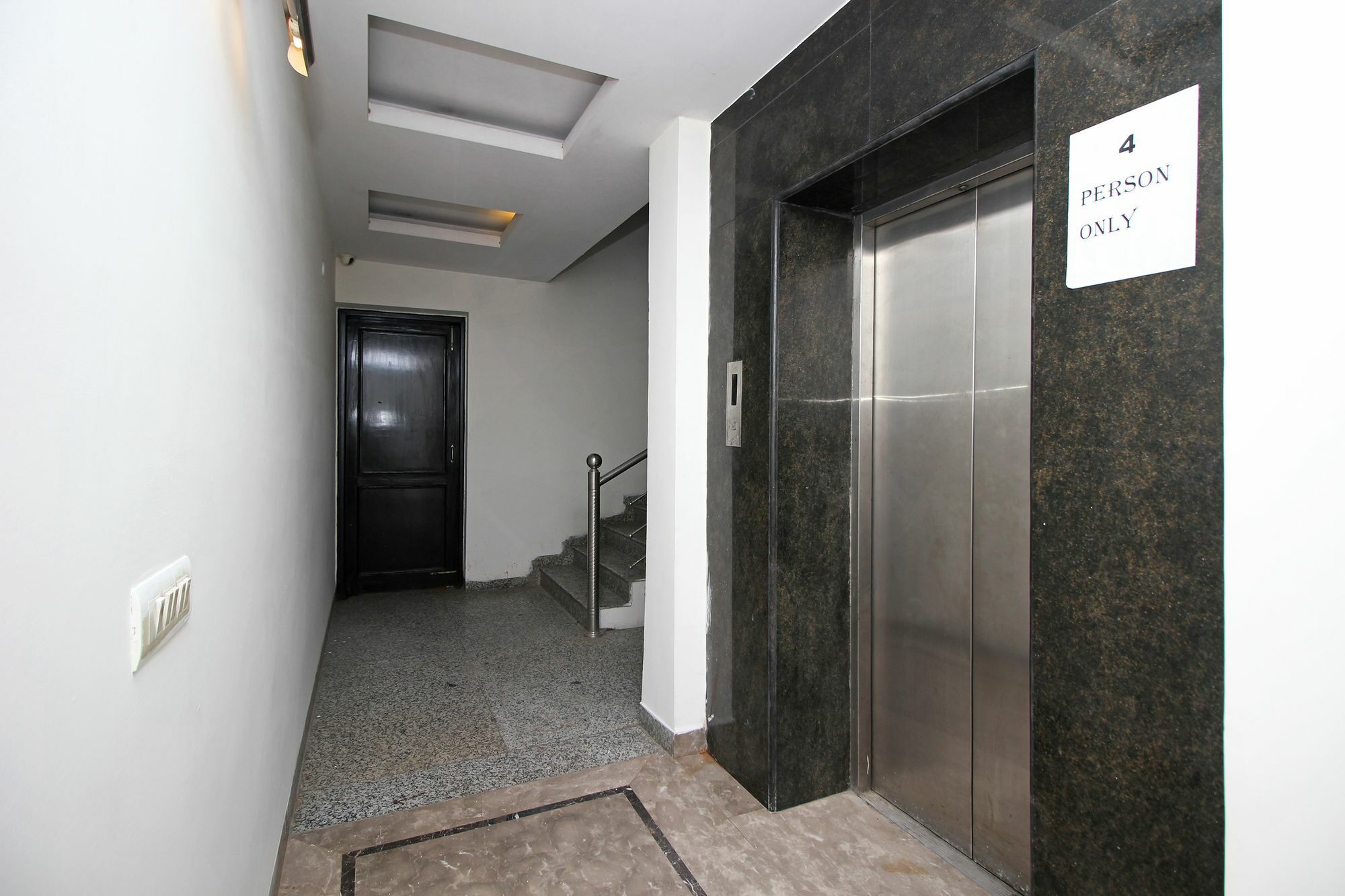 Oyo 9030 Hotel Delhi Airport Plaza Нью-Дели Экстерьер фото